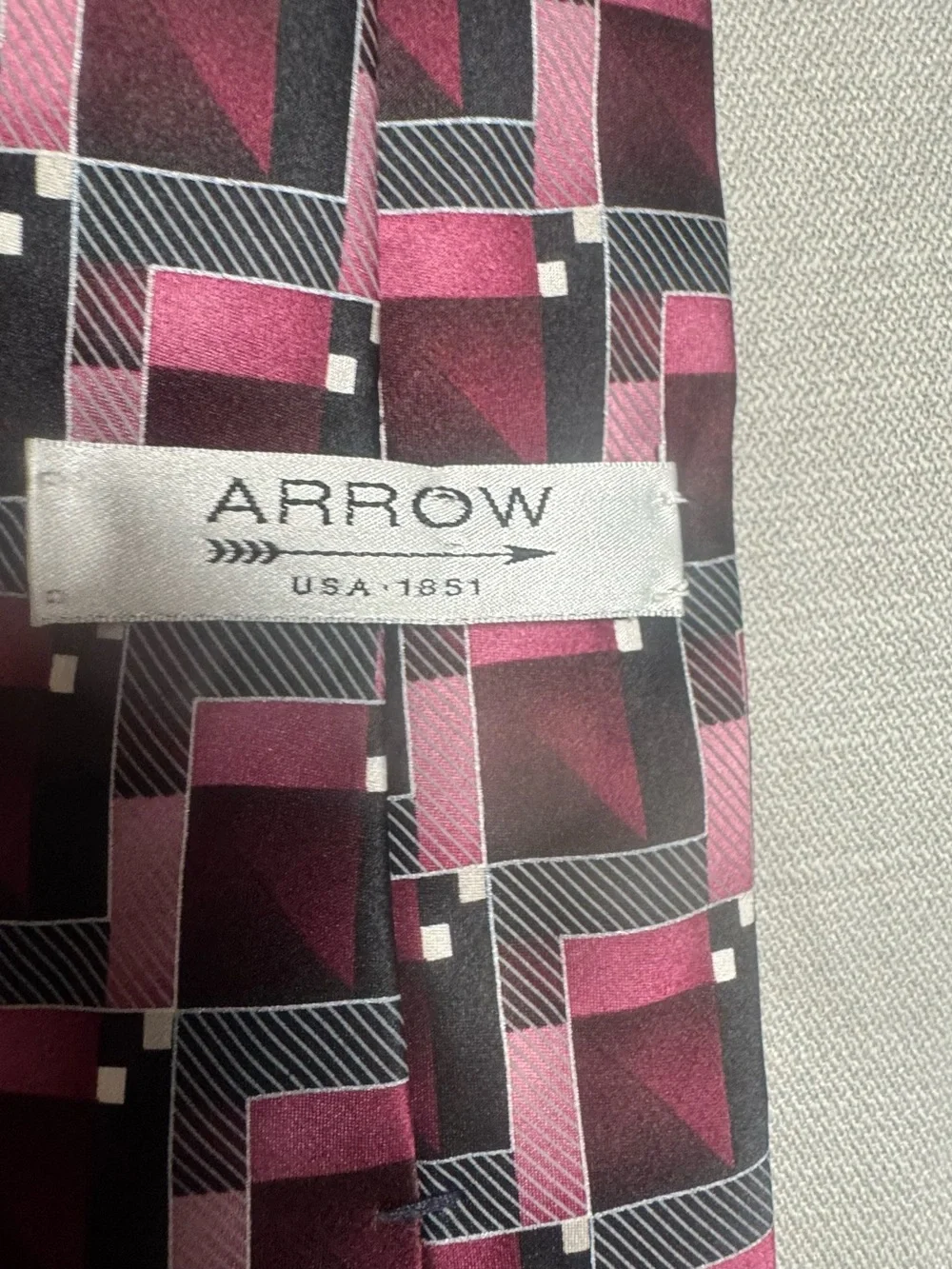 Arrow Men's Geometric Magenta and Black Silk Tie